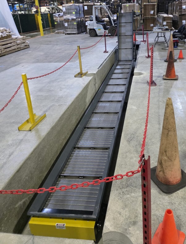 Titan hinged steel belt conveyor in an industrial material-handling application