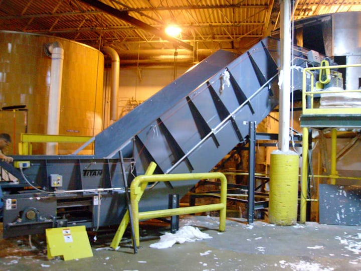 Conveyor system in a recycling facility