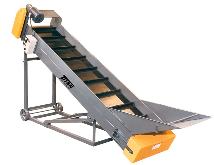 Cleated belt conveyor with an infeed hopper