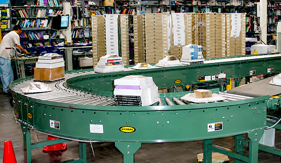 Conveyor loop leading to the packing function