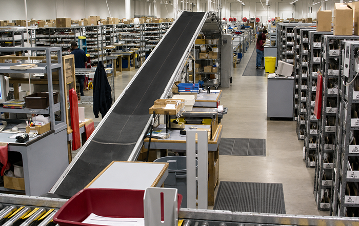 Incline belt conveyors at distribution center