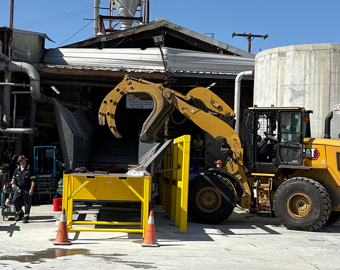 Side loading conveyor for bulk recycling