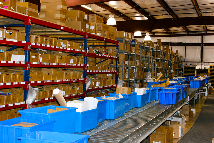 Conveyor system with slotting improvements for beauty products distributor